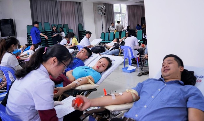 Sinh viên, giảng viên Đại học Đông Á tham gia hiến máu tình nguyện.