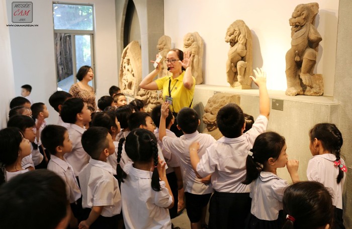 Học sinh hứng thú với những tiết học lịch sử ở bảo tàng. Ảnh: AN
