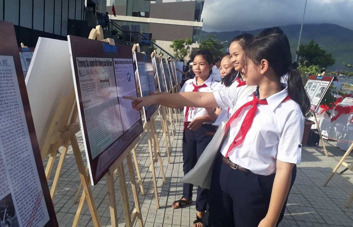 Học sinh Đà Nẵng tìm hiểu lịch sử trong một lần triển lãm ở nhà trưng bày Hoàng Sa.