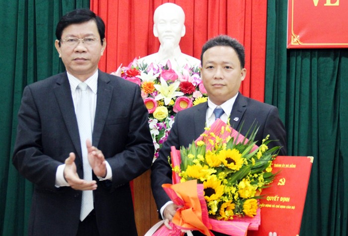 Ông Lê Tự Gia Thạnh (bìa phải) được bổ nhiệm làm Phó Bí thư quận ủy Hải Châu. Ảnh: Báo Đà Nẵng