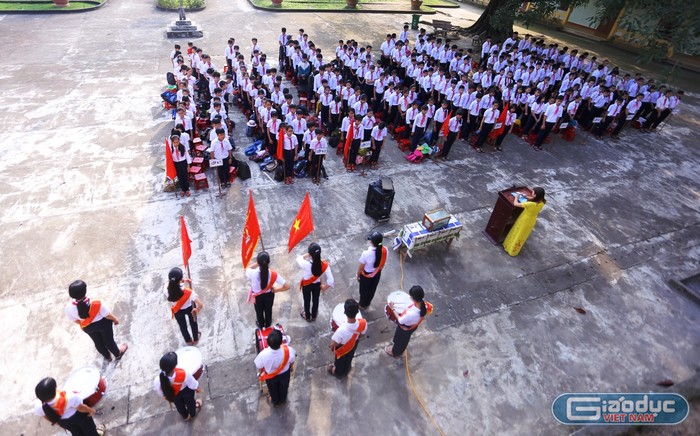 Buổi chào cờ đầu năm mới của Trường trung học cơ sở Nguyễn Duy Hiệu bao trùm nỗi đau thương.