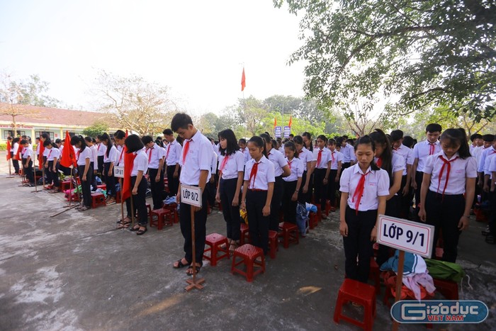 Phút mặc niệm của học sinh Trường trung học cơ sở Nguyễn Duy Hiệu tiễn biệt 6 người bạn.