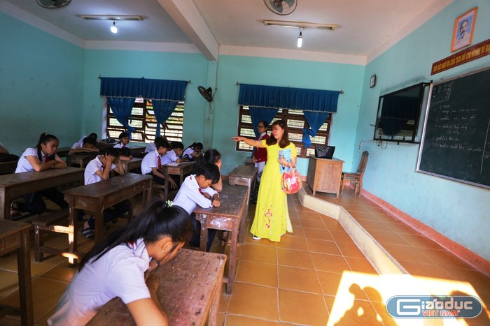 Cô Vương Thị Hồng Loan - Giáo viên phụ trách đoàn đội trường trung học cơ sở Nguyễn Duy Hiệu bật khóc khi nhìn vào những chỗ trống của 6 học sinh để lại.