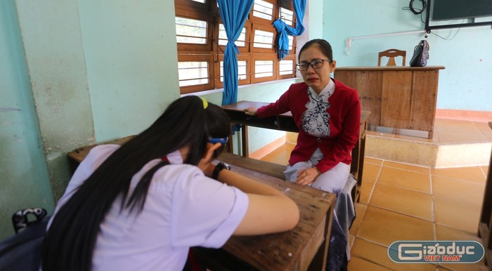 Cô Nguyễn Thị Phương Thúy giáo viên chủ nhiệm lớp 9/1 vẫn chưa thể bình tâm để tiếp tục giờ học. Nỗi đau ấy với cô là quá lớn.
