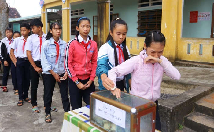 Học sinh trường trung học cơ sở Nguyễn Duy Hiệu đau xót khi mất đi 6 người bạn.