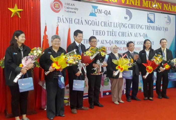Đoàn đánh giá thực tế AUN-QA tại Đại học Kinh tế Đà Nẵng. Ảnh: Tấn Tài