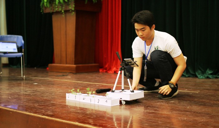 Đỗ Minh Huy, học sinh lớp 11A5, trường trung học phổ thông chuyên Lê Quý Đôn (Đà Nẵng) và Robot điều khiển tự động . Ảnh: AN