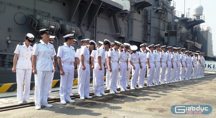 Các sĩ quan, thủy thủ Nhật Bản trên tàu JS SETOYUKI .