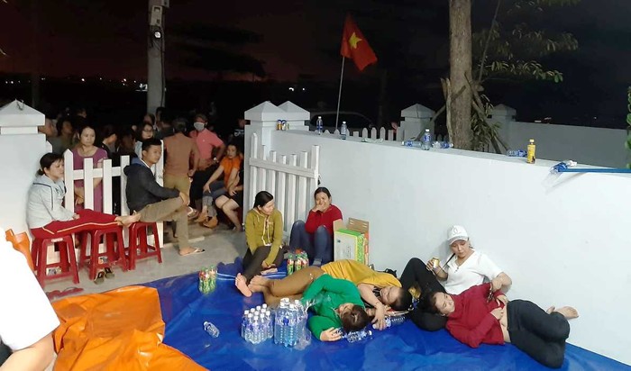 Đến 21h đêm ngày 15/3, người dân vẫn bám trụ trước cổng văn phòng công ty để đòi quyền lợi.
