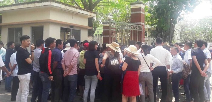 Người dân tập trung phản ánh các kiến nghị với chính quyền tỉnh Quảng Nam tại trụ sở tiếp dân. Ảnh: AN