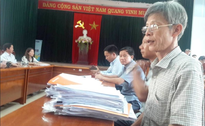 Khách hàng tập hợp hồ sơ để chuẩn bị kiến nghị với Ủy ban nhân dân tỉnh Quảng Nam. Ảnh: AN