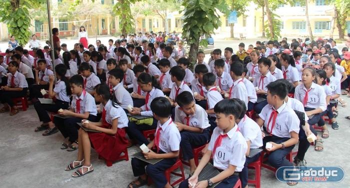 Hơn 100 học sinh Trường trung học cơ sở Ông Ích Đường tham gia cuộc thi tìm hiểu về lịch sử.