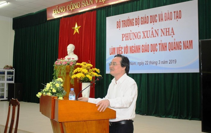 Bộ trưởng Phùng Xuân Nhạ muốn lắng nghe những khó khăn của ngành giáo dục Quảng Nam trong công tác chuẩn bị chương trình giáo dục phổ thông mới. Ảnh: CTV
