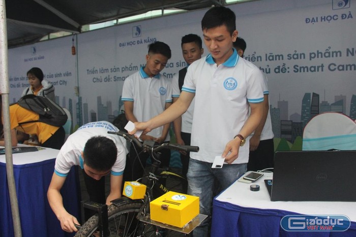 Nghiên cứu, thiết kế hệ thống xe đạp du lịch cho thành phố thông minh của hai sinh viên đến từ Trường Đại học Sư phạm Kỹ thuật Đà Nẵng.