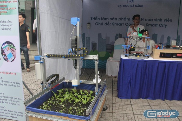 Hệ thống gieo hạt, làm vườn tự động của sinh viên Dương Nhật Zôn - Đại học Bách khoa Đà Nẵng.