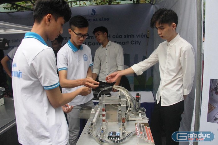 Mô hình máy phân loại, kiểm tra và sắp xếp sản phẩm của sinh viên Trường Đại học Sư phạm Kỹ thuật Đà Nẵng.