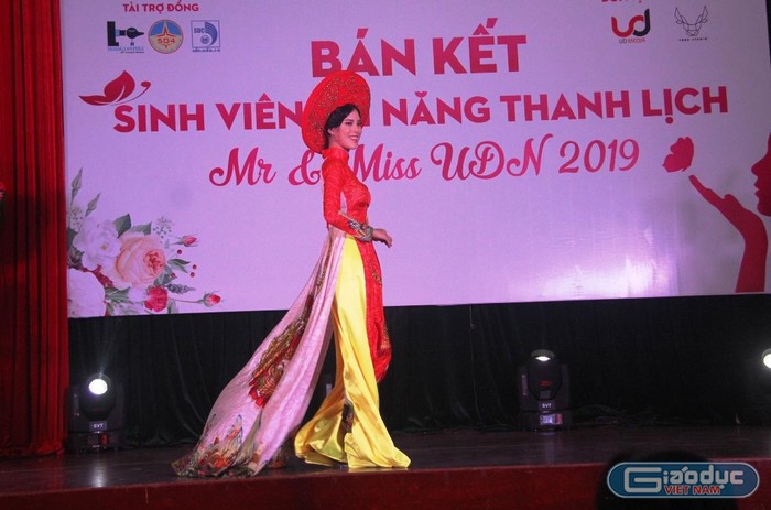 Cuộc thi trình diễn áo dài truyền thống đã thu hút nhiều sinh viên đến từ các trường đại học thành viên và cơ sở giáo dục trực thuộc Đại học Đà Nẵng tham gia.