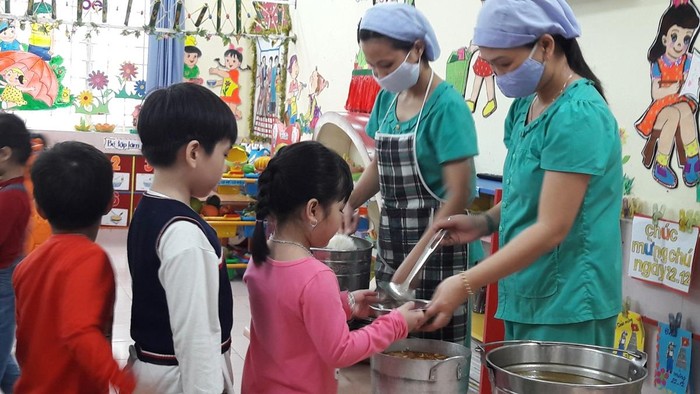 Đà Nẵng đề nghị phụ huynh tham gia giám sát an toàn thực phẩm tại các trường học. Ảnh: AN