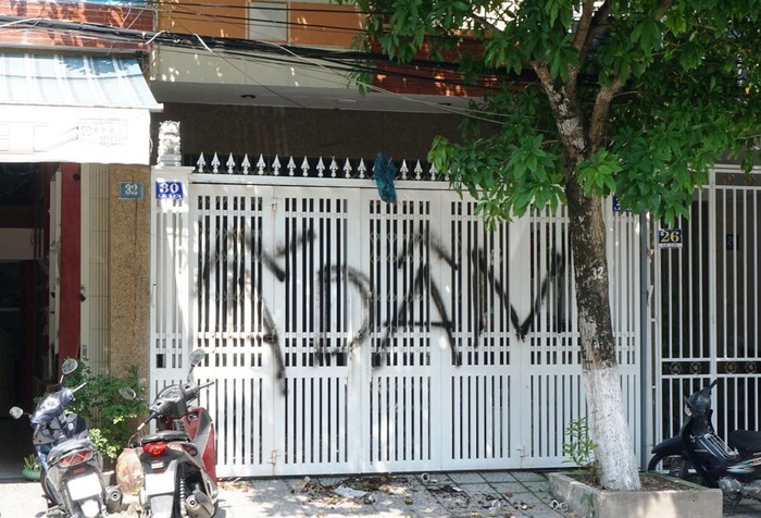Nhà của ông Nguyễn Hữu Linh bị một số người quá khích đến ném vật bẩn, xịt sơn. Sau đó, người nhà ông này đã sơn trắng cánh cổng này.