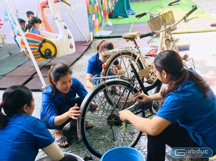 Các cô giáo đã đi xin từng chiếc xe đạp cũ của phụ huynh và mua lại từ các tiệm bán xe đạp cũ để mang về sửa lại.