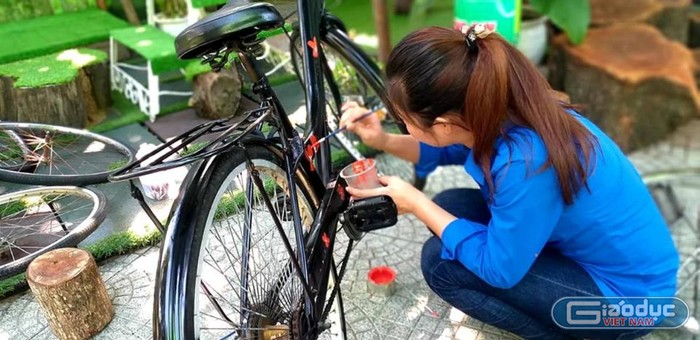 Công việc trang trí cho chiếc xe đạp cũng đòi hỏi nhiều công sức.