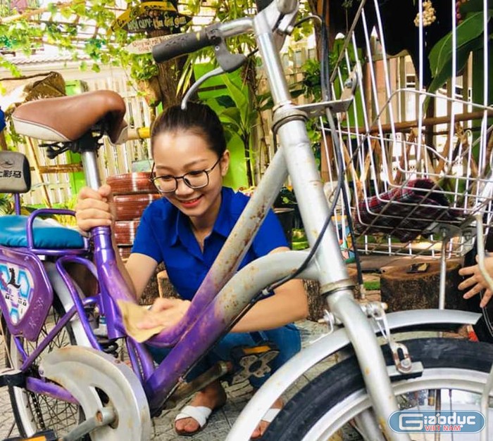 Sau giờ lên lớp, các cô lại tranh thủ để sơn sửa, lau chùi những chiếc xe đạp cũ.