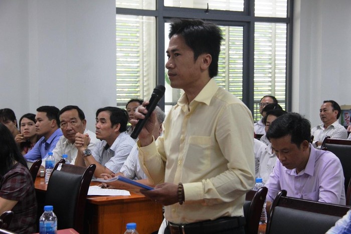 Các thầy cô tại Đà Nẵng kiến nghị về những quy định trong dự thảo luật giáo dục. Ảnh: AN