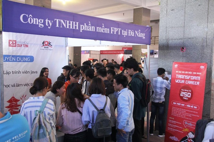 Sinh viên tham gia ngày hội việc làm tại Đại học Duy Tân. Ảnh: AN