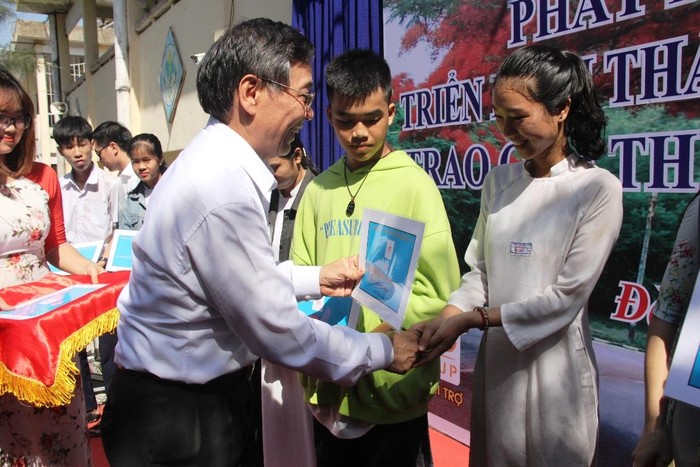 Ông Lê Vinh – Phó Tổng Giám đốc AIC Group trao học bổng cho các học sinh nghèo hiếu học của Đà Nẵng. Ảnh: TT
