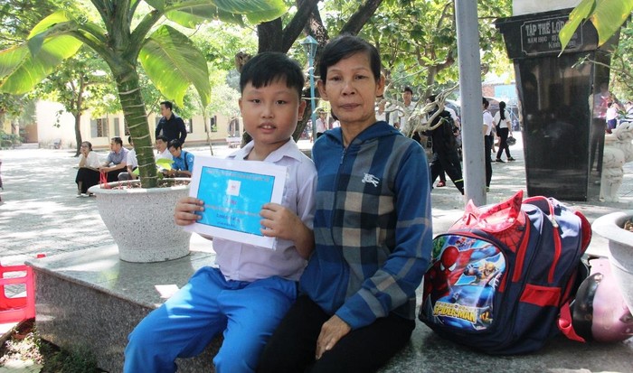 Niềm vui của hai mẹ con chị Nguyễn Thị Huệ khi nhận được học bổng. Ảnh: TT