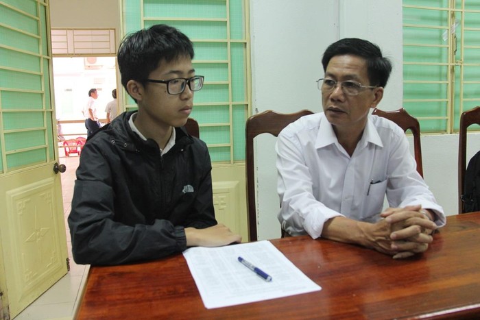 Thầy Ngô Văn Qúy – Phó Hiệu trưởng Trường trung học phổ thông Phan Bội Châu dẫn Ngọc đi nhận học bổng.