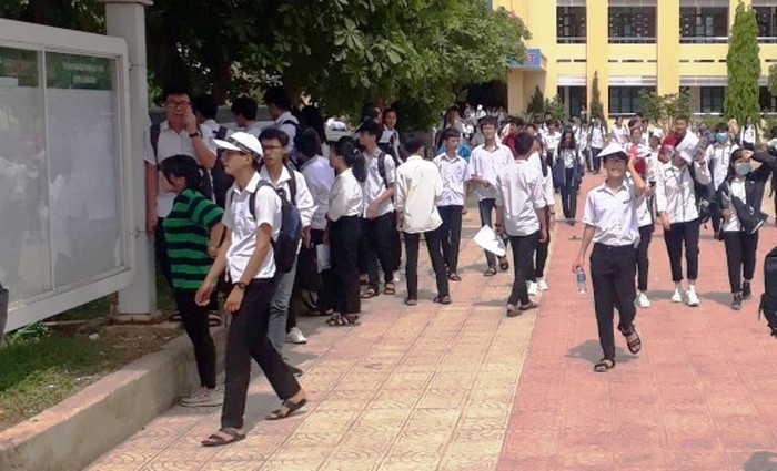 Kết thúc môn thi ngày 4/6 thì nhiều thí sinh ở Quảng Bình nhận được thông báo về việc thi lại môn Ngữ văn vào ngày 5/6. Ảnh: NP
