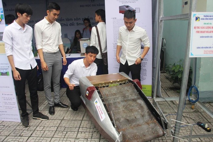 Mô hình “phương tiện thủy bộ thu gom rác thải bãi biển, mặt nước” của nhóm sinh viên Bách khoa. Ảnh: AN