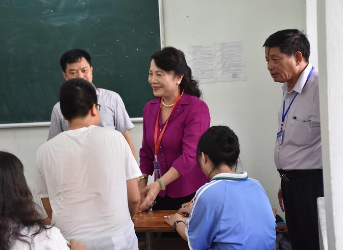 Thứ trưởng Nguyễn Thị Nghĩa động viên học sinh trước kỳ thi quan trọng. Ảnh: Cộng tác viên.