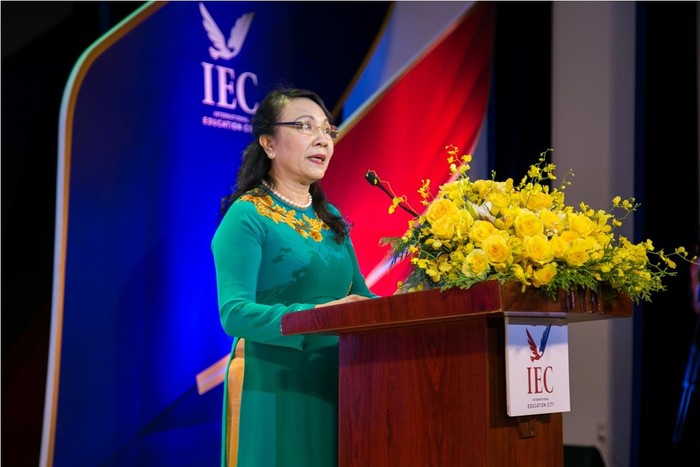 Thứ trưởng Bộ Giáo dục và Đào tạo Nguyễn Thị Nghĩa chia sẻ cảm nhận về IEC Quảng Ngãi. Ảnh: AN