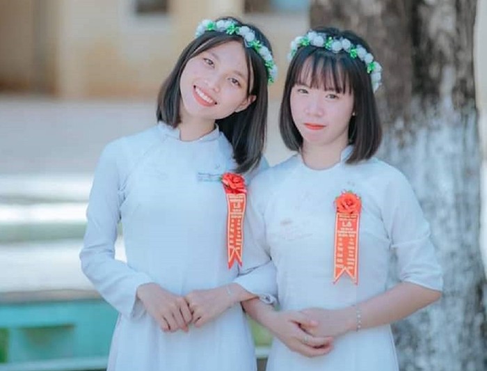Nguyễn Trần Bảo Trâm (bìa trái) có điểm thi môn Văn trong kỳ thi quốc gia năm 2019 cao nhất nước. Ảnh: NVCC