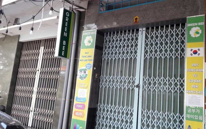 Trung tâm Ngoại ngữ Green Bee tại số 07 Nguyễn Thị Minh Khai bất ngờ đóng cửa khiến phụ huynh bơ vơ. Ảnh: TT