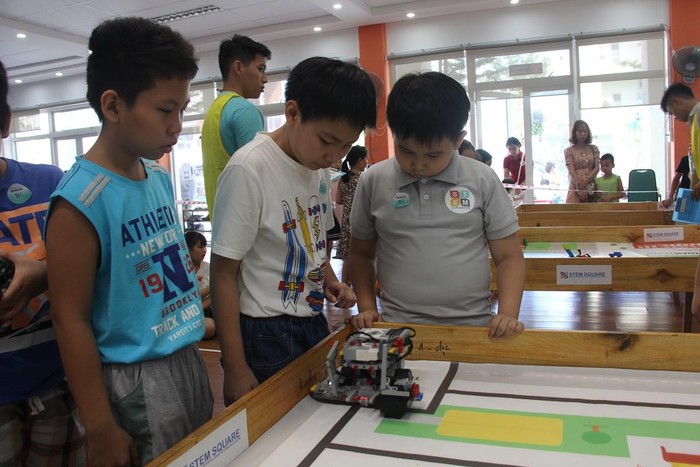 Học sinh hứng thú thi tài trong ngày hội khoa học ứng dụng “robot tài năng 2019”. Ảnh: AN