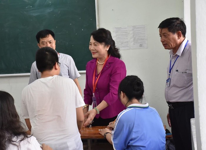 Thứ trưởng Nguyễn Thị Nghĩa kiểm tra công tác chuẩn bị kỳ thi quốc gia 2019 tại Đà Nẵng. Ảnh: AN