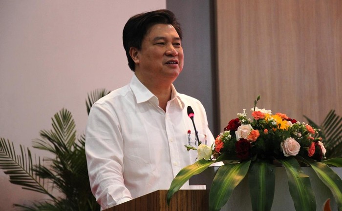 Thứ trưởng Nguyễn Hữu Độ nói về những thay đổi trong bồi dưỡng giáo viên cho chương trình mới. Ảnh: AN