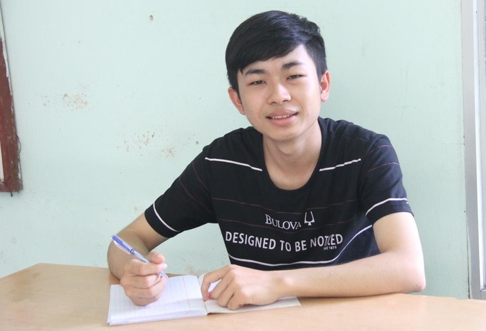 Cậu bé người Nùng Vy Quang Hiệp đã dần chạm đến ước mơ của mình khi bước chân lên giảng đường đại học. Ảnh: AN