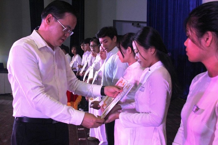 Ông Trần Nguyễn Minh Thành - Phó Giám đốc sở Giáo dục và Đào tạo Đà Nẵng trao học bổng cho học sinh nghèo vượt khó. Ảnh: TT.