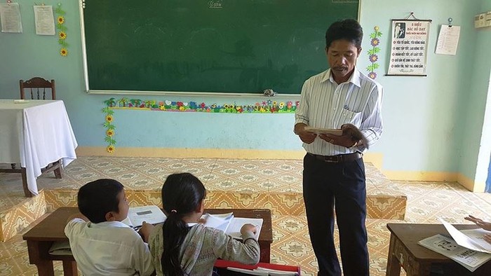 Nhiều giáo viên miền núi Quảng Nam lo lắng khi bị thu hồi số tiền hỗ trợ đã nhận. Ảnh: AN