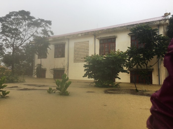 Nhiều trường học, công sở ở huyện Minh Hóa (Quảng Bình) bị ngập trong nước lũ. Ảnh: NP