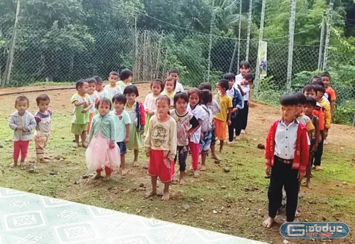 Những học sinh ở điểm trường Tu Lung chuẩn bị cho lễ khai giảng.