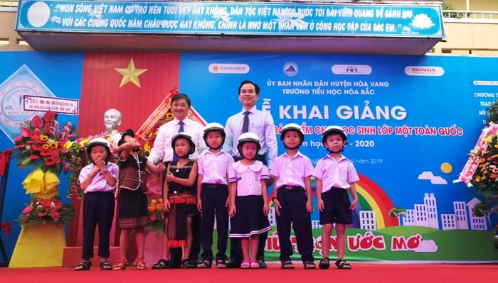 Phó Chủ tịch Ủy ban nhân dân thành phố Đà Nẵng Đặng Việt Dũng chụp ảnh cùng học sinh Trường Tiểu học Hòa Bắc trong ngày khai giảng.