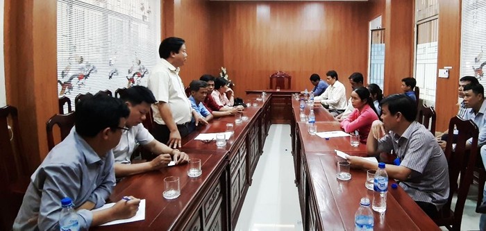 Lãnh đạo sở Giáo dục và Đào tạo Quảng Nam đối thoại với các phụ huynh thôn An Long. Ảnh: CTV