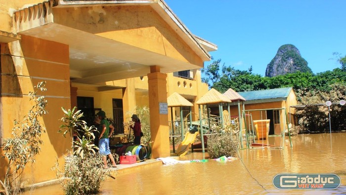 Mặc dù vẫn còn ngập nước nhưng các thầy cô đã bắt đầu đến trường để dọn dẹp hậu quả của cơn lũ.