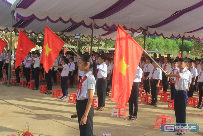 Học sinh ở Tân Hóa dự lễ khai giảng chậm hơn so với các trường khác do mưa lũ.