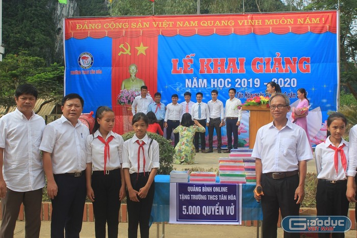 Đợt này, Bộ trưởng tặng 100 triệu đồng cho trường trung học cơ sở Tân Hóa và 4 bộ máy tính, trao tặng 400 triệu đồng cho ngành giáo dục tỉnh Quảng Bình.